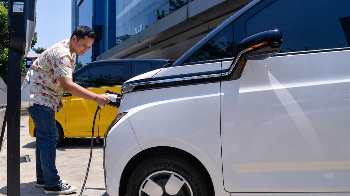 【財(cái)經(jīng)點(diǎn)對(duì)點(diǎn)——年度展望】新能源車(chē)降了一年的價(jià)  來(lái)年前景如何