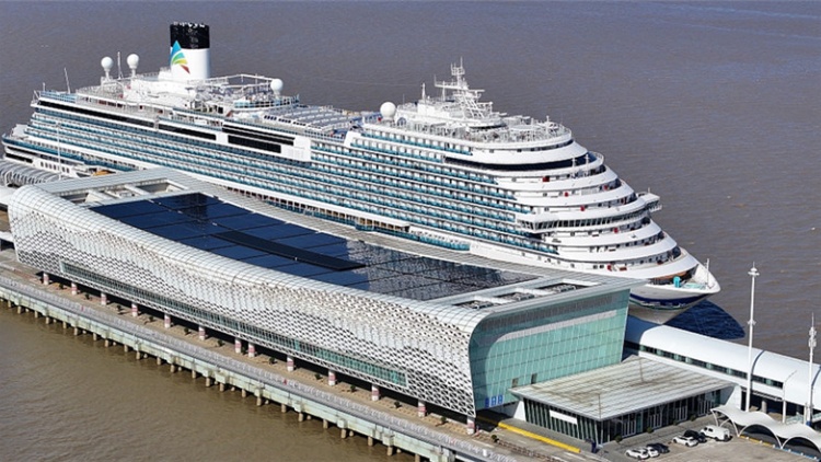 國產(chǎn)首艘大型郵輪啟航 開啟試運營航次