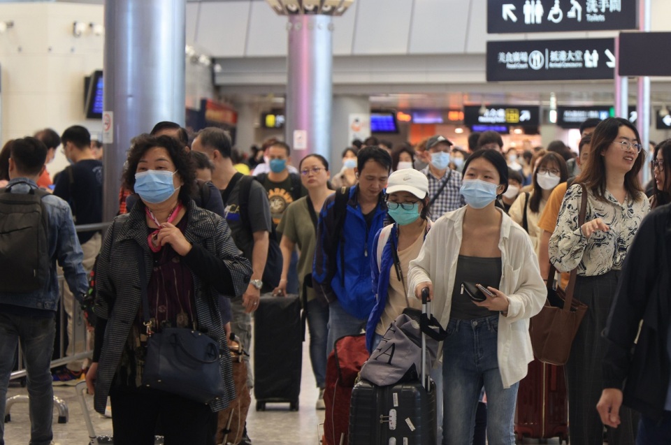 入境處：截至上午10時(shí)本港13.8萬人次出境