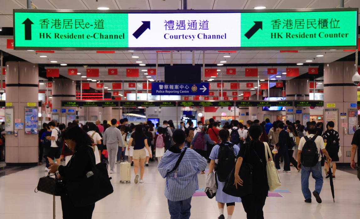 聖誕節(jié)假期第二日 逾104萬(wàn)人次出入境