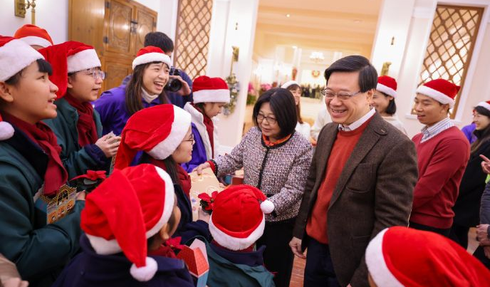 有片丨李家超邀學(xué)生到禮賓府歡度佳節(jié) 同建關(guān)愛共融聖誕氣氛