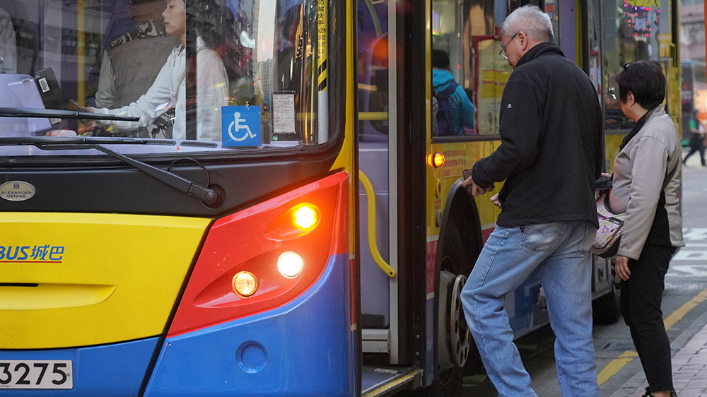 長(zhǎng)者明年8月25日起必須使用「樂(lè)悠咭」才可享用二元乘車(chē)優(yōu)惠