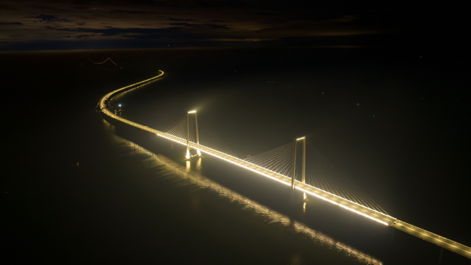 注入澎湃電能！深中通道主線實(shí)現(xiàn)「電聯(lián)通」