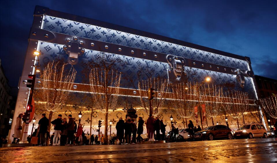 巴黎香榭麗舍大道出現(xiàn)巨大LV旅行箱 將成巴黎新地標(biāo)？