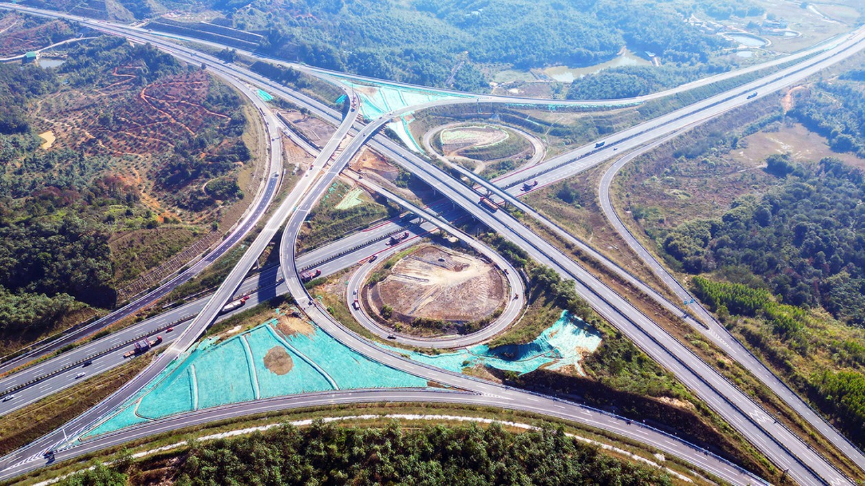 實現(xiàn)互聯(lián)互通！廣東廣連高速公路小灣樞紐建成通車