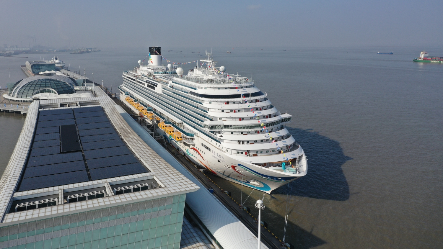 國(guó)產(chǎn)首艘大型郵輪「愛(ài)達(dá)·魔都號(hào)」完成首航