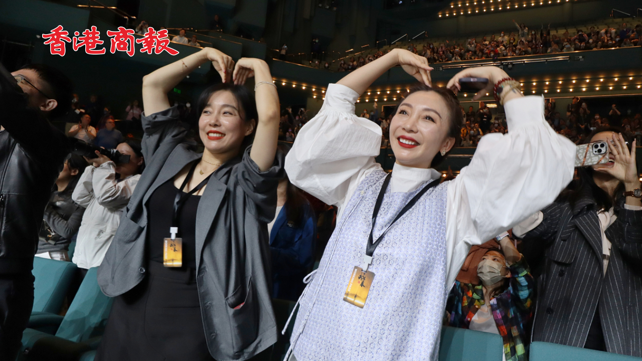 有片｜舞劇《詠春》在港大熱 觀眾高聲齊呼「好看」 總編導(dǎo)韓真周莉亞現(xiàn)場「比心」