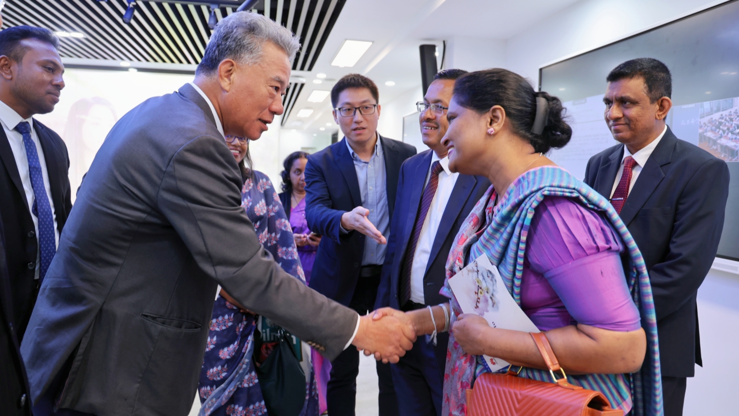 斯里蘭卡教育部代表團(tuán)到深圳市雲(yún)端學(xué)?？疾旖涣? title=