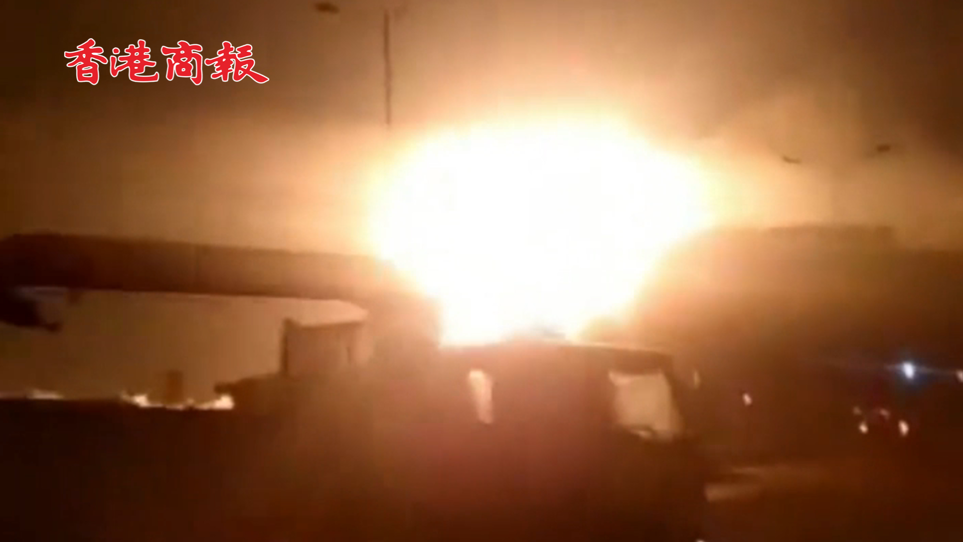 有片丨美英對也門胡塞武裝目標發(fā)動空襲 薩那、荷臺達傳出爆炸聲