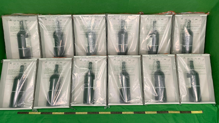 海關(guān)機(jī)場檢約1800萬元懷疑液態(tài)可卡因 拘捕2人