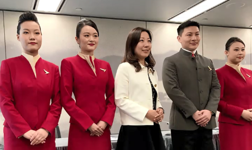 有片丨國泰航空首批內(nèi)地機艙服務員亮相：「計劃幹到退休」