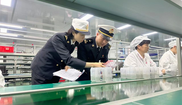 去年?yáng)|莞外貿(mào)運(yùn)行逐季向好  年進(jìn)出口總值1.28萬(wàn)億元