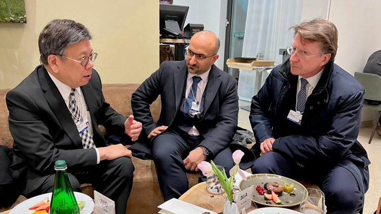 丘應(yīng)樺達(dá)沃斯晤巴林工商部長 倡巴林企業(yè)善用香港優(yōu)勢進(jìn)軍內(nèi)地