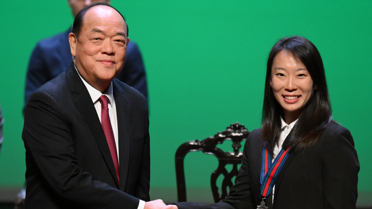 澳門特區(qū)政府舉行年度授勳典禮 賀一誠授勳、頒獎