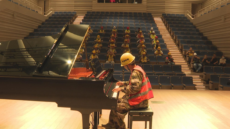 深圳街頭彈鋼琴的「網(wǎng)紅大叔」老易 收到了春晚邀請(qǐng)函！