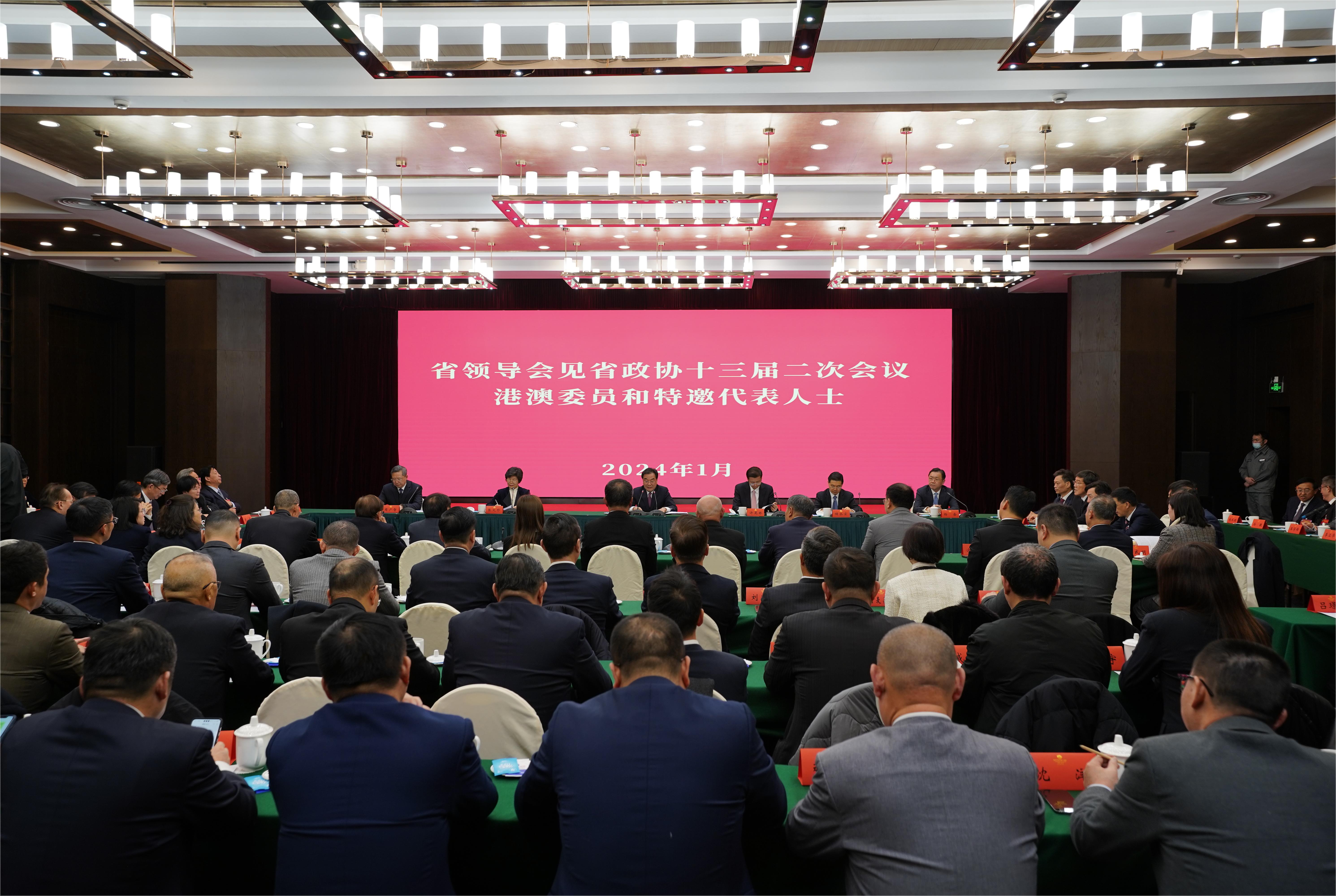 信長星許昆林看望江蘇省政協(xié)十三屆二次會議港澳委員和特邀代表