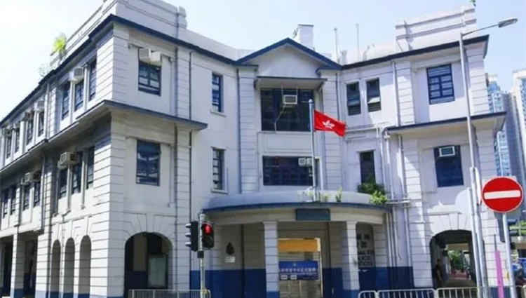 港俾你聽｜人人人我人人人！想拍港風(fēng)照？去香港警署吧！