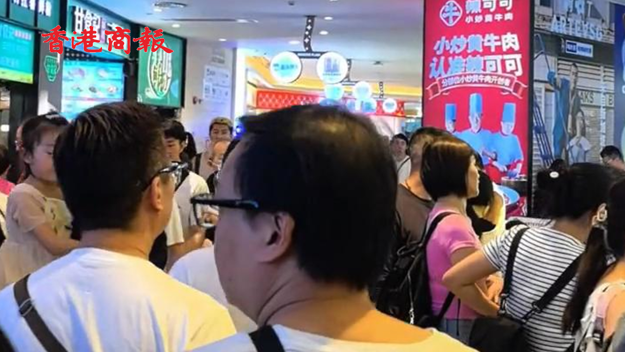 有片丨清明假期大批港人過(guò)關(guān)北上 深圳口岸 商場(chǎng)現(xiàn)人潮