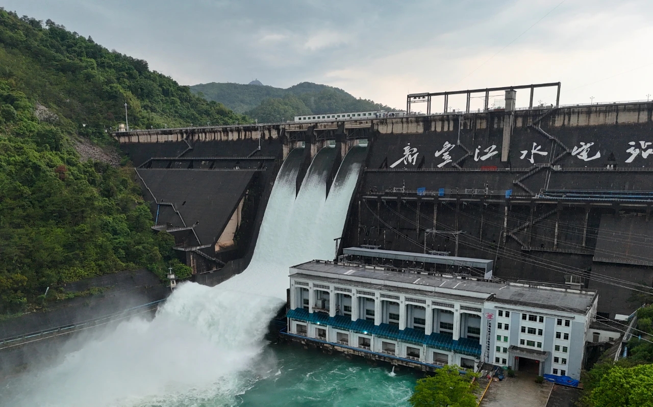 河源新豐江水庫(kù)時(shí)隔18年再次泄洪