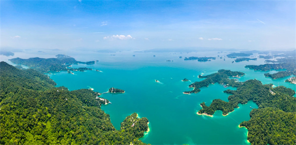 河源「五一」假期   新豐江水庫(kù)泄洪景觀成為最旺「打卡點(diǎn)」