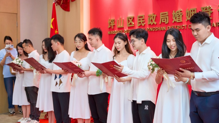 創(chuàng)歷史新高！「520」當(dāng)天1851對新人在深圳登記結(jié)婚