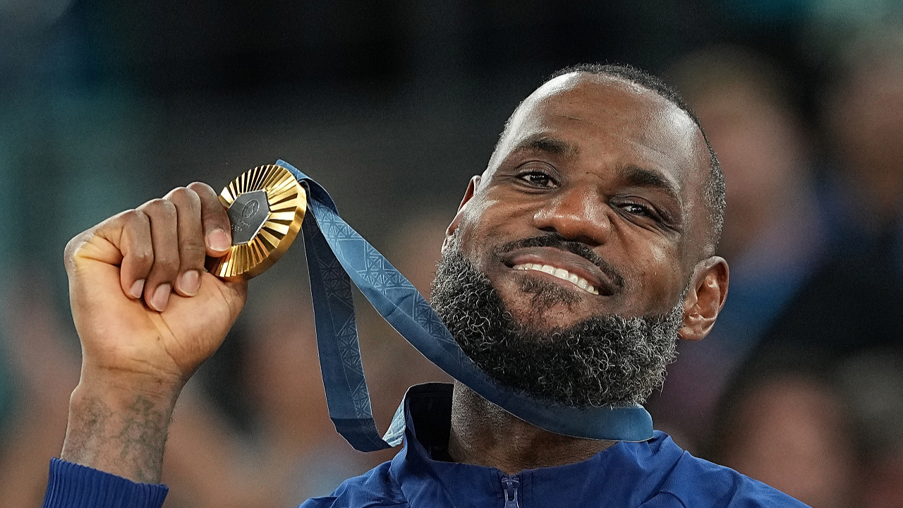 有片丨當(dāng)選巴黎奧運會男籃MVP 詹姆斯戴金牌逛夜店 在門口還展示了舞姿