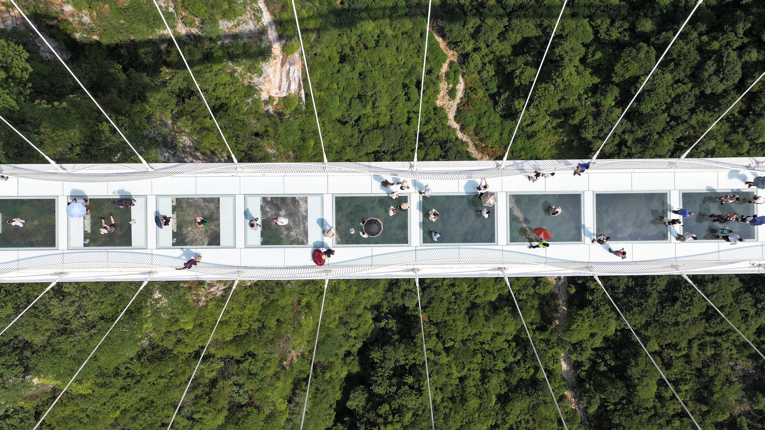 張家界：外國(guó)遊客穿漢服體驗(yàn)七夕