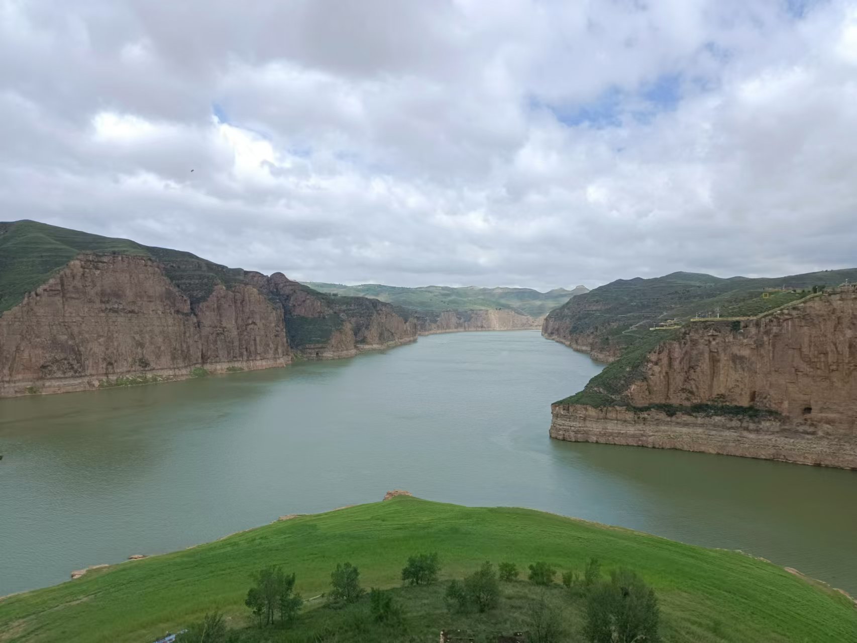 第九屆著名作家看山西忻州行採風(fēng)活動(dòng)走進(jìn)黃河入晉第一縣偏關(guān)縣