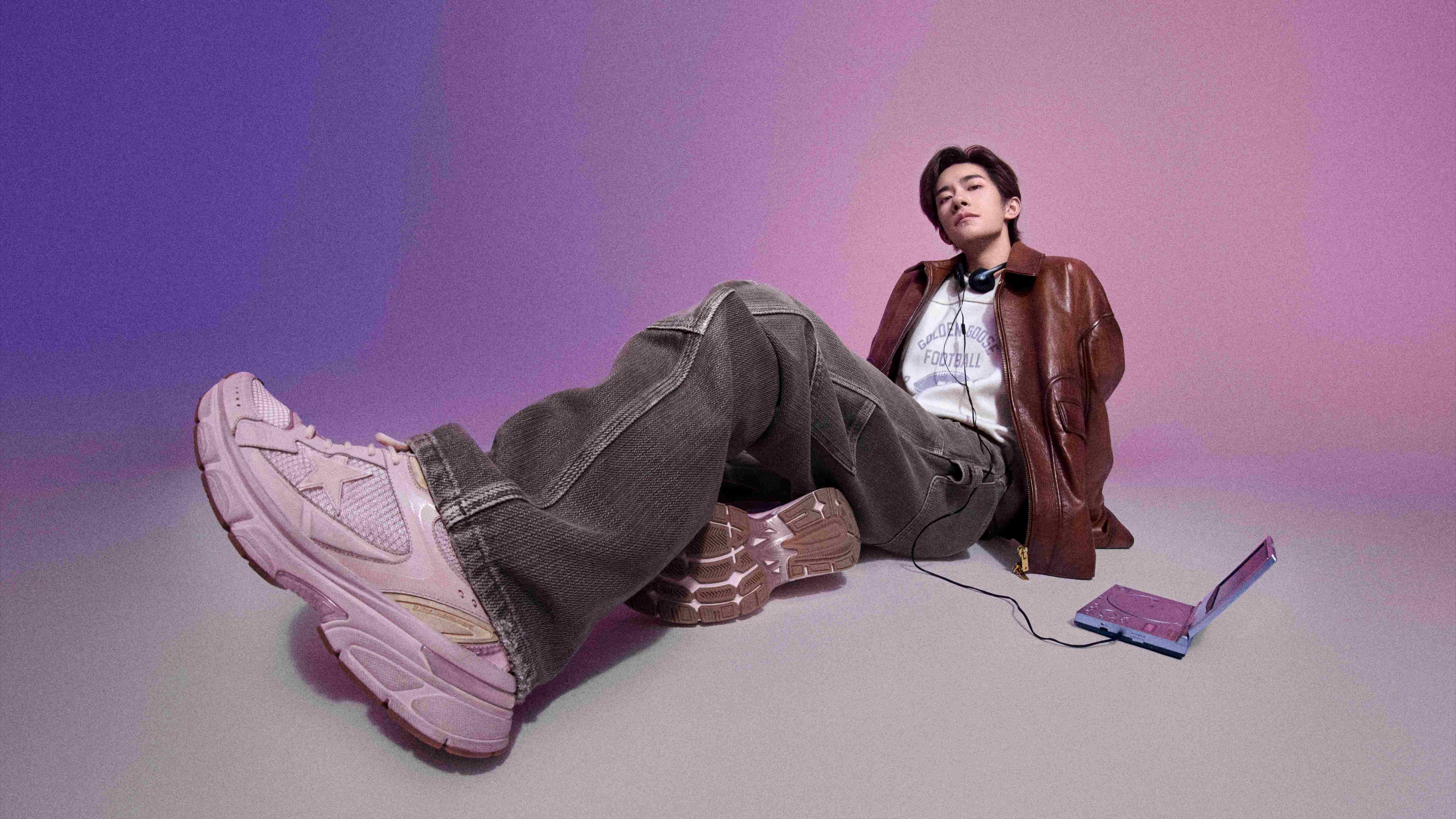 【時(shí)尚】復(fù)古風(fēng)格運(yùn)動(dòng)鞋 詮釋 Y2K美學(xué)