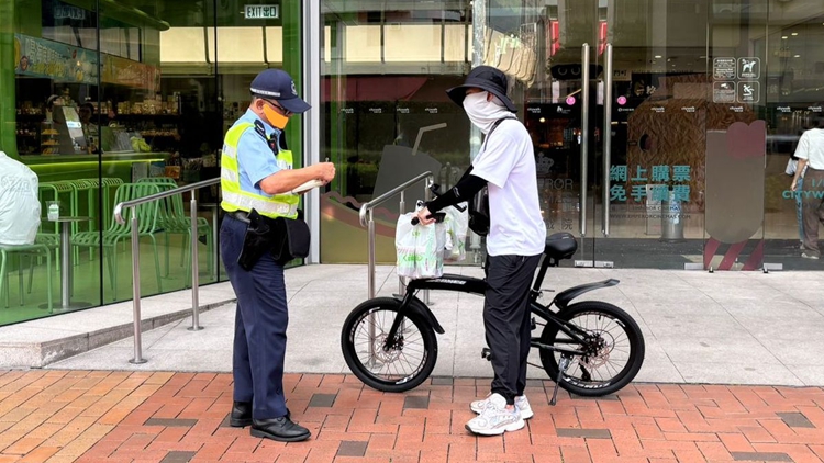 警方荃灣打擊交通違例 發(fā)出25張傳票及839張罰單