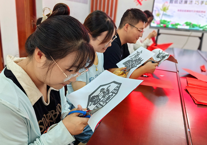 皖歙縣豐樂社區(qū)：剪紙話廉潔 巧手頌清風