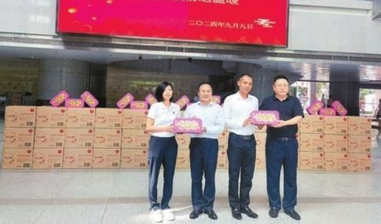 香港美心情暖鵬城14載 愛心月餅送達(dá)深圳報(bào)業(yè)