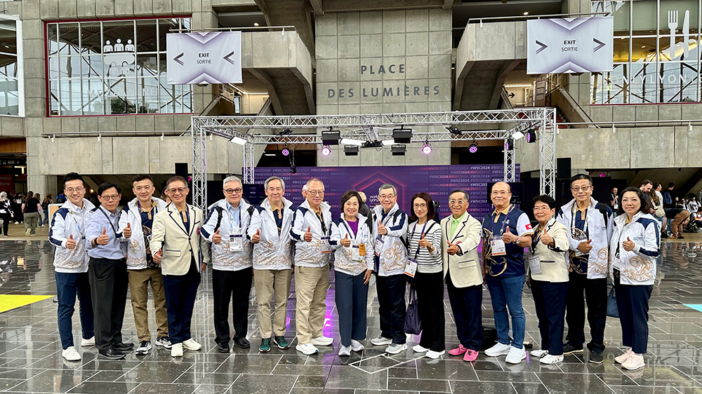 中國(guó)香港隊(duì)參加里昂世界技能大賽 蔡若蓮到場(chǎng)為代表團(tuán)打氣