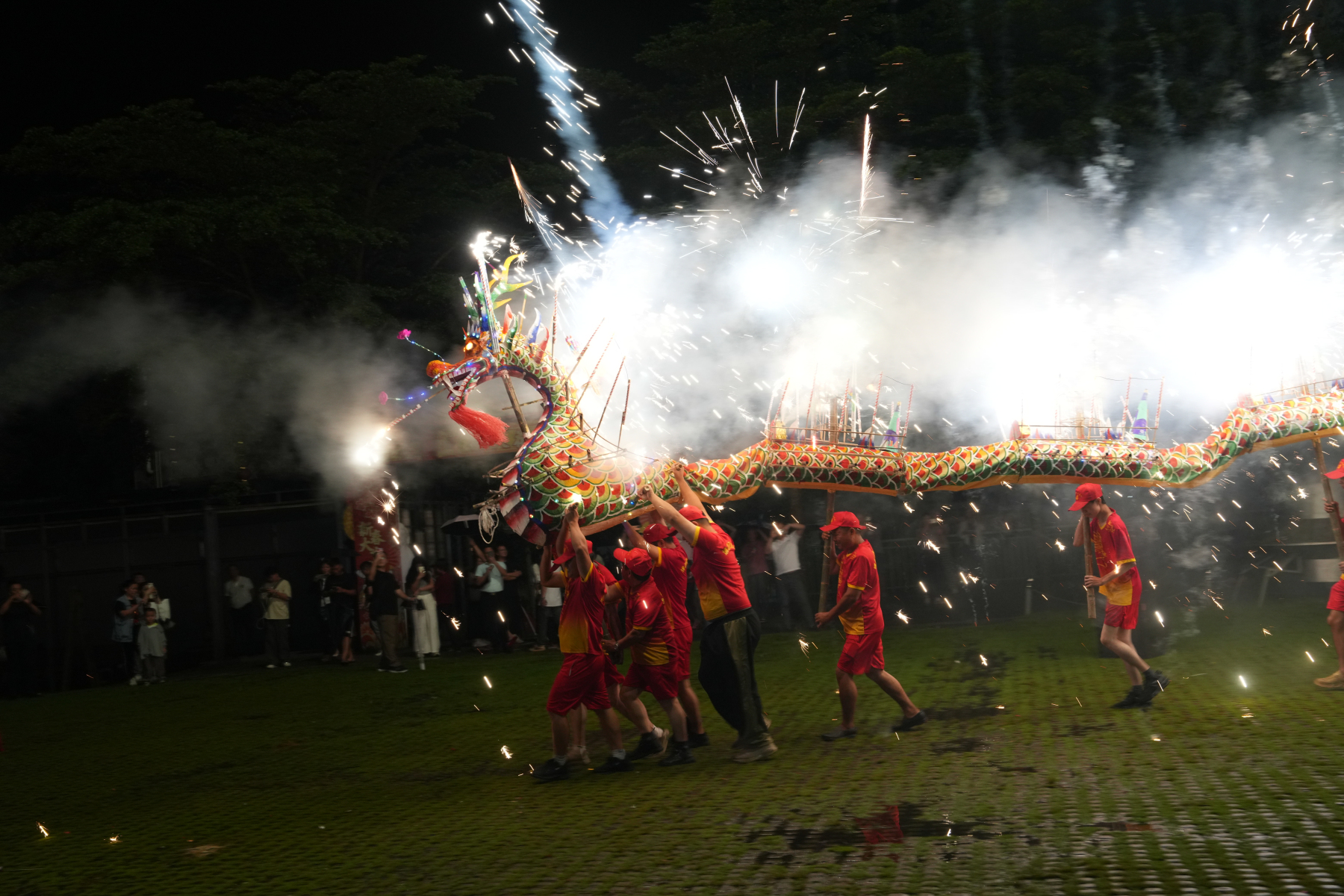 有片∣國(guó)防兵器及國(guó)家級(jí)非遺豐順埔寨火龍國(guó)慶在博羅上演