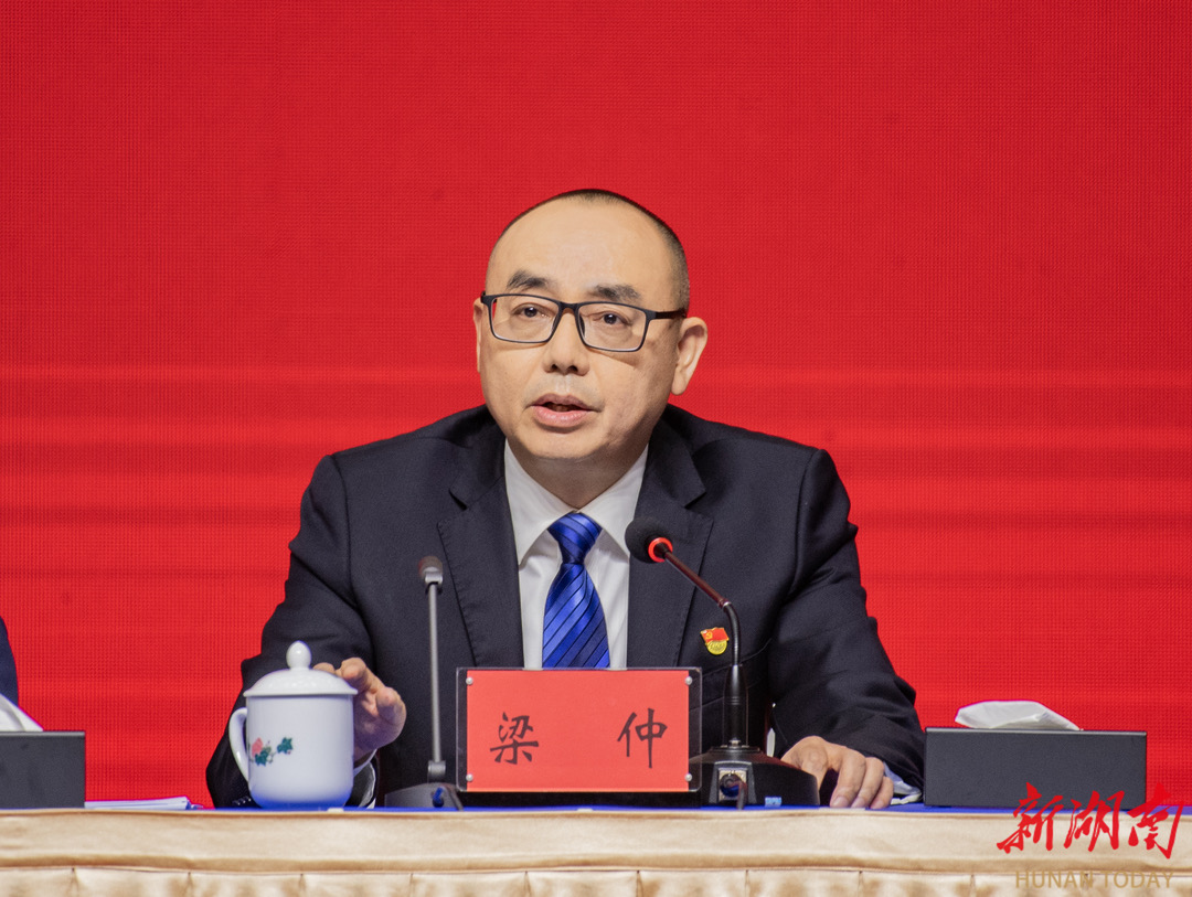 湖南省委十二屆七次全會新聞發(fā)布會 |梁仲：省委全會《決定》採取「1+1」模式，既管長遠也管當(dāng)前