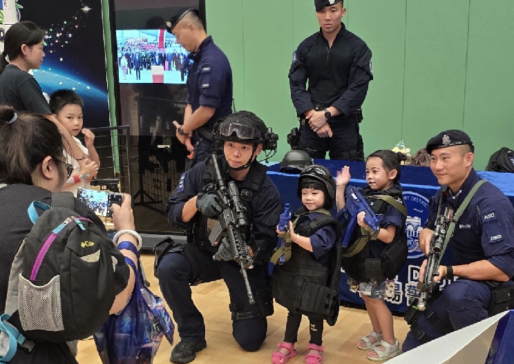 有片｜一家大細(xì) 與警同樂 玩遊戲 學(xué)知識 親親祖國