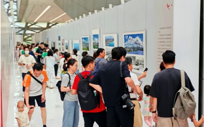 慶祝新中國成立75周年深圳圖片展，開門紅！
