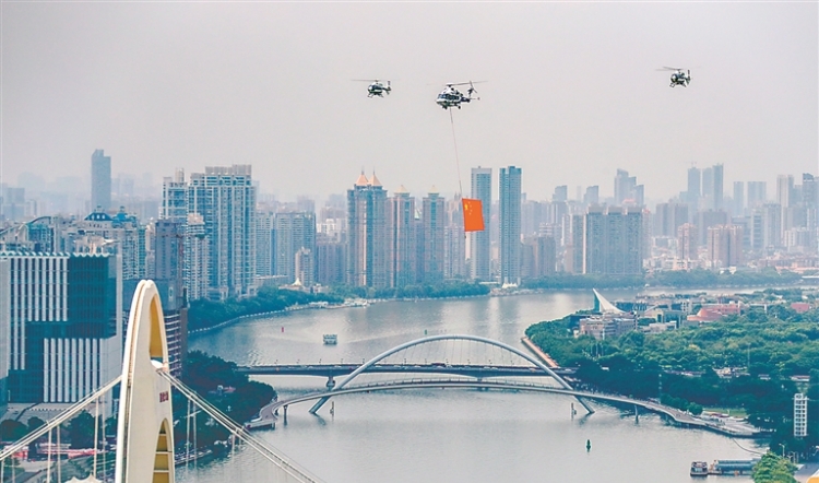 廣州警用直升機(jī)帶五星紅旗「飛躍」珠江