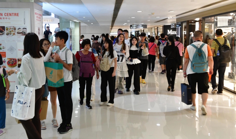 國(guó)慶黃金周第五日 內(nèi)地遊客斥千元購名牌手袋