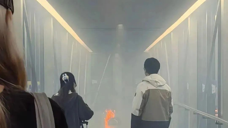 上海虹橋機(jī)場(chǎng)一廊橋起火 疑似充電寶自燃