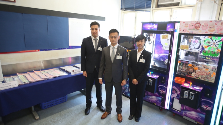 警方打擊黑社會(huì)操控賭博場(chǎng)所 拘捕110人 首次發(fā)現(xiàn)夾公仔機(jī)賭檔