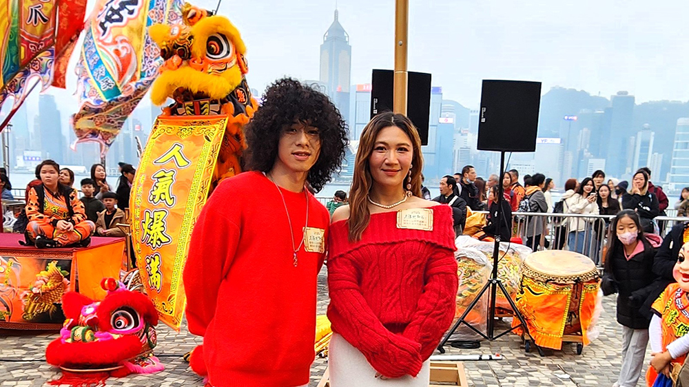 有片｜【娛樂】曾比特偕女友同臺(tái)獻(xiàn)唱 盼為學(xué)生提供更多演出機(jī)會(huì)