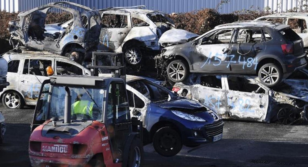 法國(guó)跨年夜近千輛汽車被燒