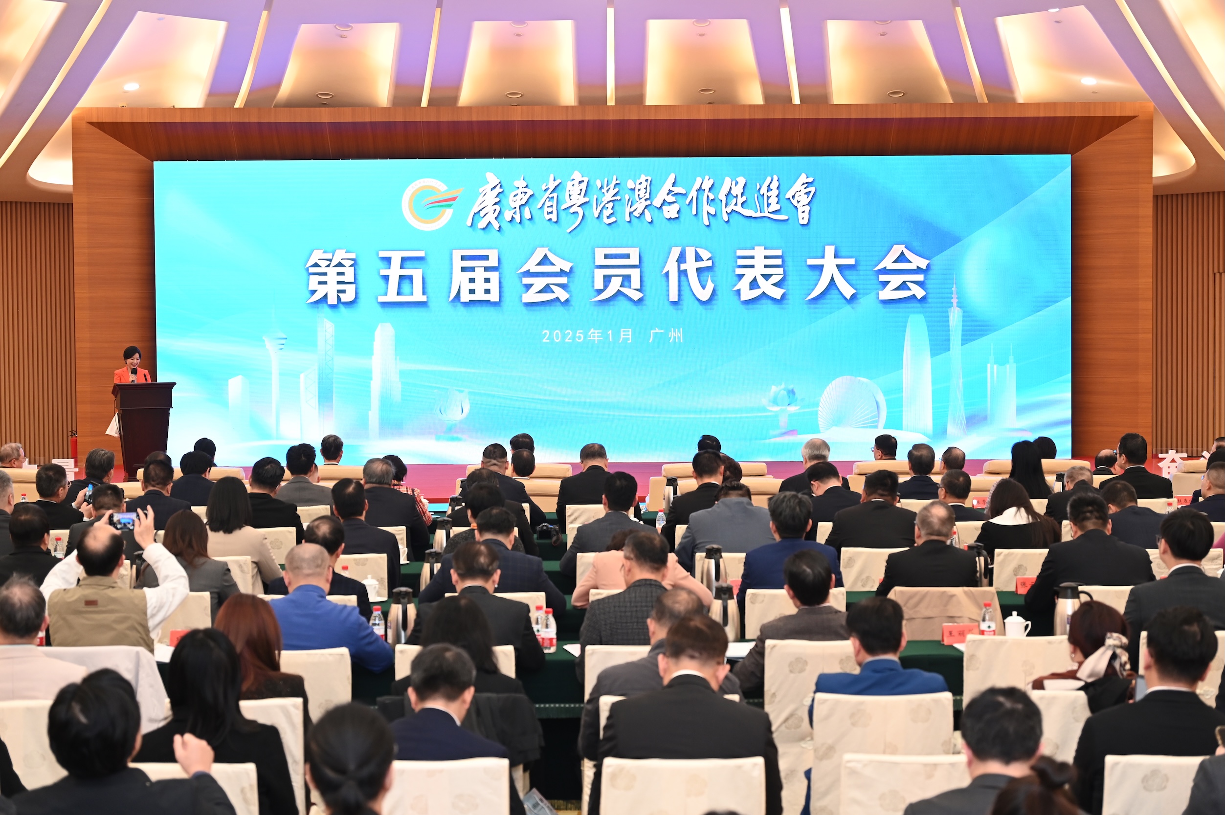 廣東粵港澳合作促進(jìn)會(huì)第五屆會(huì)員代表大會(huì)在廣州舉行  行政長(zhǎng)官李家超：期促進(jìn)會(huì)推動(dòng)粵港澳合作拓展更廣領(lǐng)域、邁上更高臺(tái)階