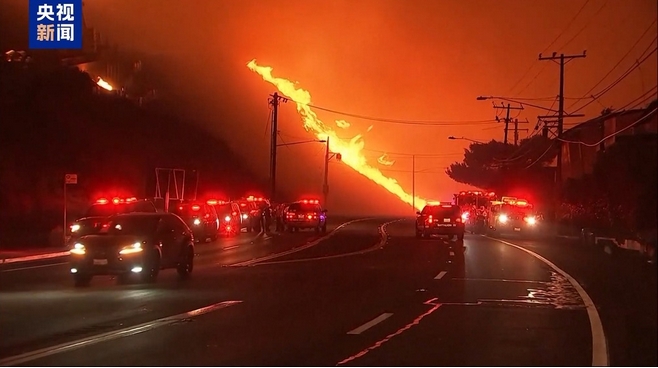 美國(guó)加州因山火進(jìn)入緊急狀態(tài)  超9萬(wàn)名用戶斷電
