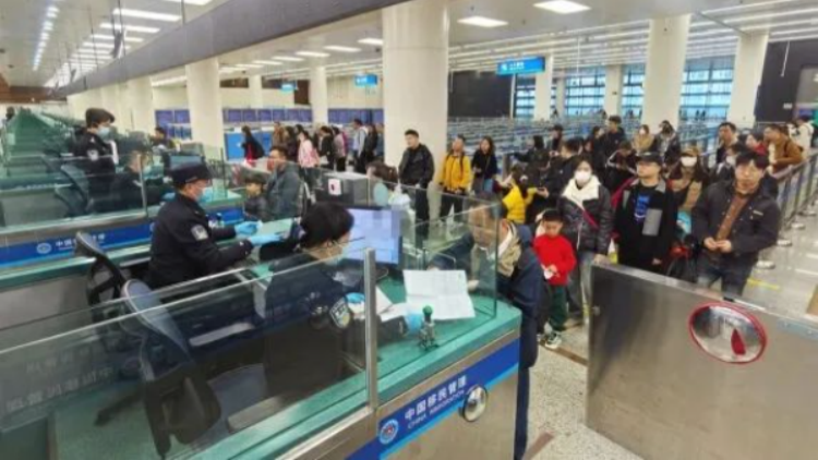 深圳灣口岸單日客流量突破18萬人次 再創(chuàng)2023年以來單日客流量新高