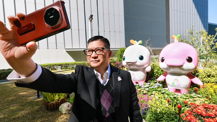 全運會吉祥物「喜洋洋」「樂融融」現(xiàn)身添馬公園 鄧炳強打卡合影