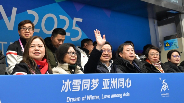 有片｜特首李家超 現(xiàn)場再為亞冬會(huì)香港運(yùn)動(dòng)員打氣