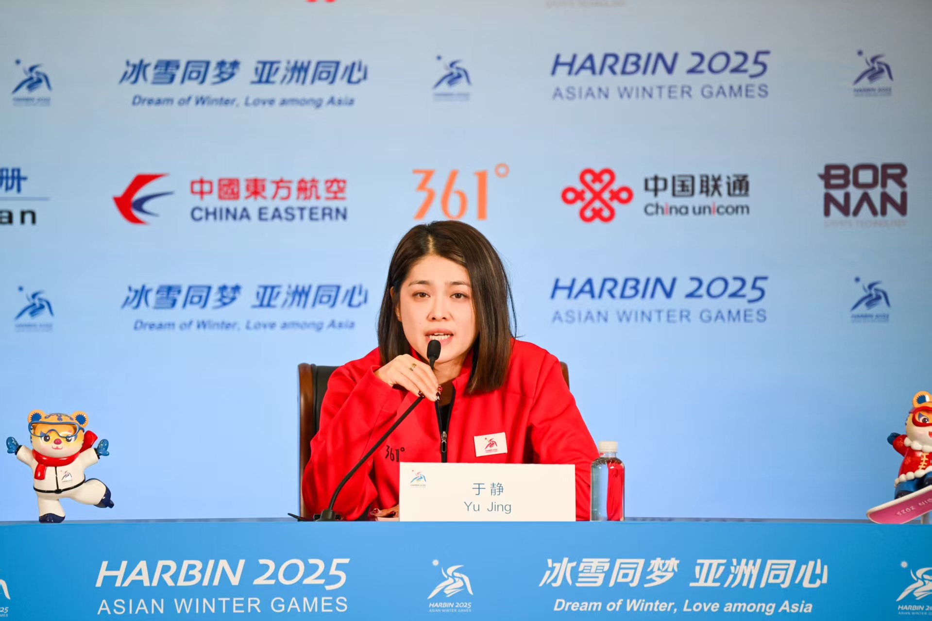 于靜點(diǎn)讚志願者：速度滑冰場館14場頒獎儀式 賽事保障零失誤