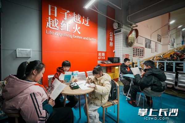 長(zhǎng)沙菜市場(chǎng)變「書(shū)房」！「4點(diǎn)半角」照亮「菜二代」學(xué)習(xí)路